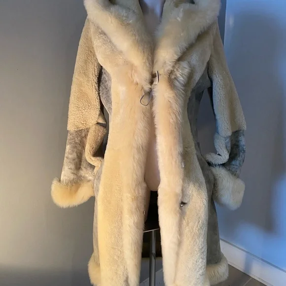 Genuine reversed lamb skin, coat with fox fur trim - Picture 8 of 8